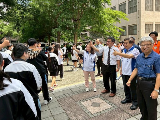 會考首日!南投高中考場湧現暖心畫面 洪瑞智秘書長為考生加油打氣