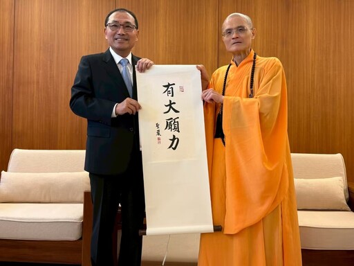 侯友宜法鼓山禮佛浴佛 祈願市政推動順利百姓安居樂業