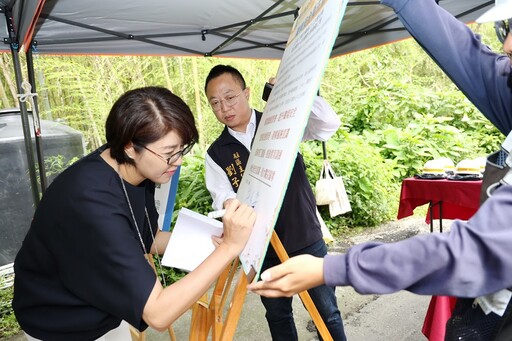 許縣長視察鹿谷鄉災修及農水路改善工程並宣導職安 總工程經費逾1億2,976餘元