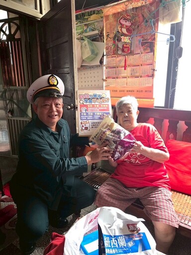 基隆郵局端午節愛心送暖 關懷行動不便長者並推廣防詐宣導