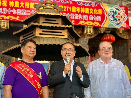 侯友宜三重為神農大帝暖壽 盼三峽車禍案亡者安息傷者早日康復
