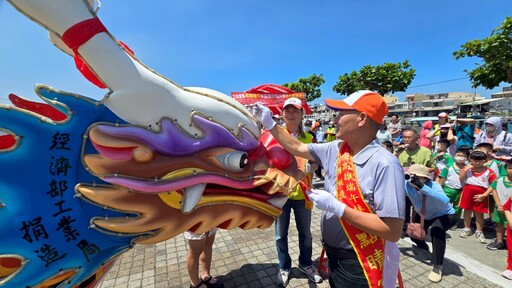 林園中芸漁港龍舟開划！全台唯一海上競速 端午瘋打卡送水槍