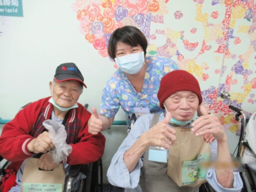 粽香與樂音相伴 灣榮護理之家與榮民(眷)及長輩團聚迎端午