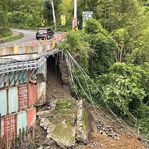 南投縣鹿谷鄉投51線連日降雨邊坡掏空 封路搶通預計半個月