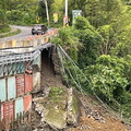 南投縣鹿谷鄉投51線連日降雨邊坡掏空 封路搶通預計半個月