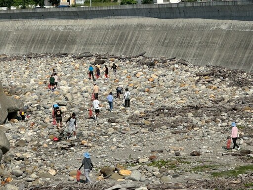 臺東環保局攜手水環境巡守隊 富岡淨灘守護蔚藍海岸