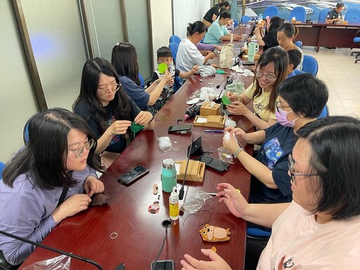 歡慶端午節 移民署邀新二代手作鱟造型香包傳遞祝福