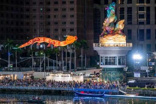 高雄龍舟嘉年華陸海空三龍齊聚 端午愛河畔越夜越熱鬧