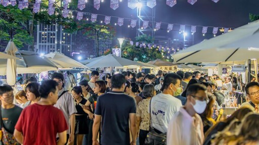 高雄龍舟嘉年華陸海空三龍齊聚 端午愛河畔越夜越熱鬧