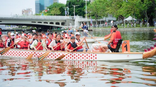 高雄龍舟嘉年華陸海空三龍齊聚 端午愛河畔越夜越熱鬧