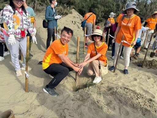 嘉義長庚實踐ESG精神 百人齊聚布袋好美里淨灘植樹守護海岸環境