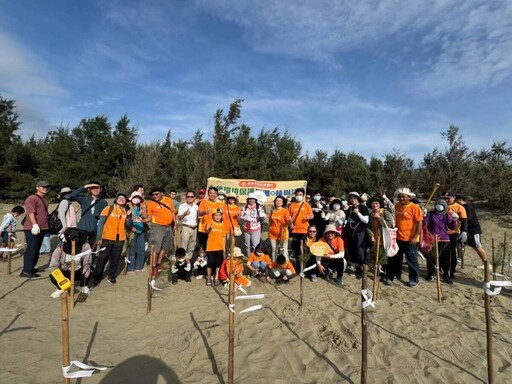 嘉義長庚實踐ESG精神 百人齊聚布袋好美里淨灘植樹守護海岸環境