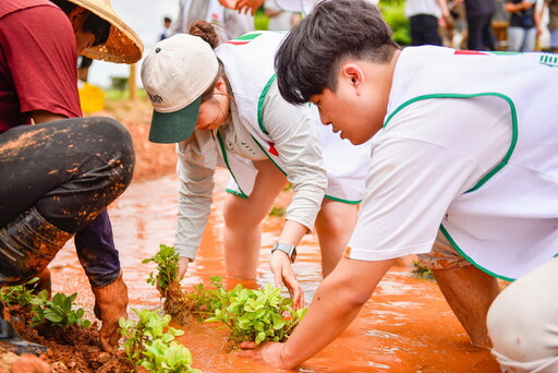 信義志工赤腳踏泥 齊力修復桃園陂塘、復育原生魚家園