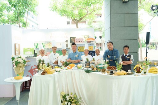 李懷仁副市長化身最帥拍賣官 「高雄夏祭新鮮市」百件水果藝術品搶標熱爆登場