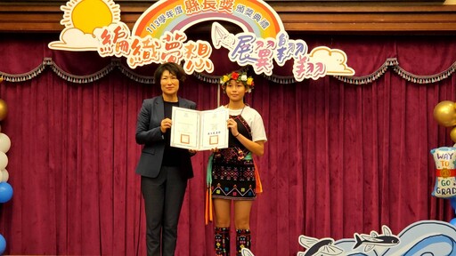 臺東縣113學年度國中小應屆畢業生縣長獎頒獎 饒慶鈴親頒發勉勵學生持續多元學習探索