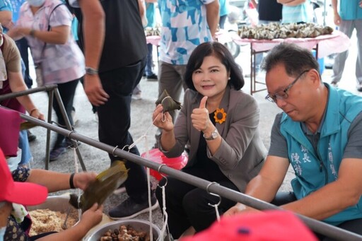張麗善與土庫農會家政班班員包粽 分享端午節喜悅溫暖