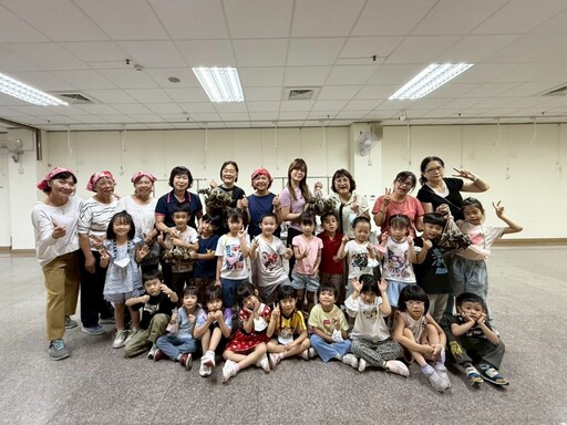 幼兒首次體驗端午包粽新奇有趣