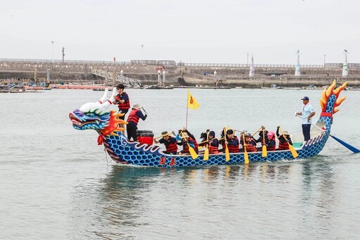 嘉縣第39屆端午龍舟賽登場 48隊熱情參賽、奮力開划