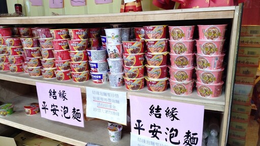 泡麵土地公傳奇 頭城玄德宮吃泡麵祈求財運