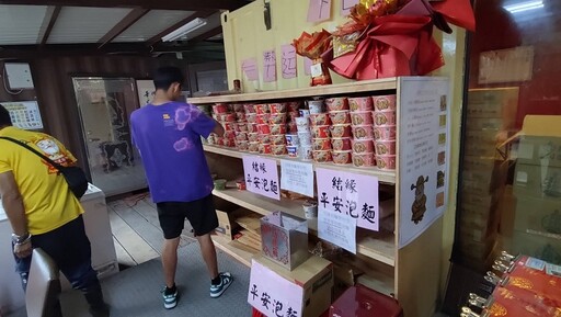 泡麵土地公傳奇 頭城玄德宮吃泡麵祈求財運