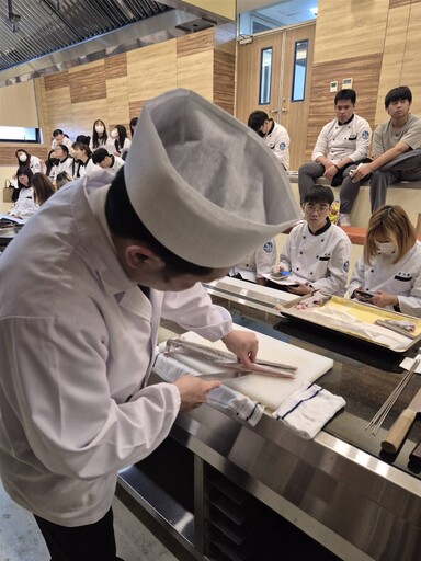 帶領學生體會會席料理美學與節奏 健行科大舉辦「日本料理廚藝展演講座」