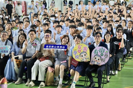 鼓山高中畢業典禮 陳其邁勉畢業生勇敢逐夢 成為人生競賽的領先者