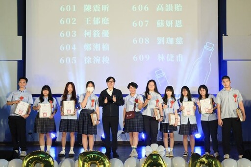 鼓山高中畢業典禮 陳其邁勉畢業生勇敢逐夢 成為人生競賽的領先者