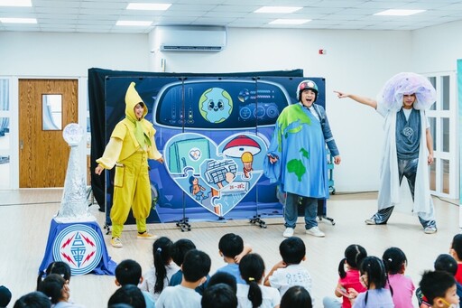 小小地球超人集結!台電節電劇鳳山開演 近百童齊跳「我愛地球媽媽」