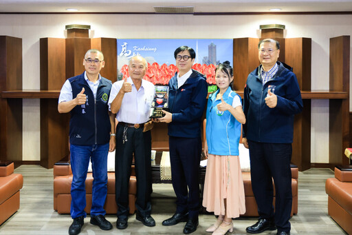 「高雄熊」獻盃賀五星市長!三大總工會拜會市府 肯定陳其邁施政