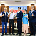 「高雄熊」獻盃賀五星市長！三大總工會拜會市府 肯定陳其邁施政