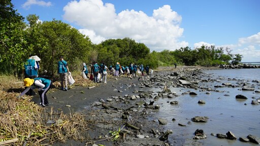 世界海洋日響應行動 林楷軒領軍青年志工林園淨灘164公斤垃圾