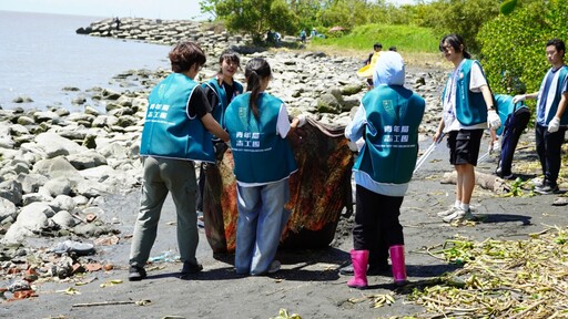 世界海洋日響應行動 林楷軒領軍青年志工林園淨灘164公斤垃圾