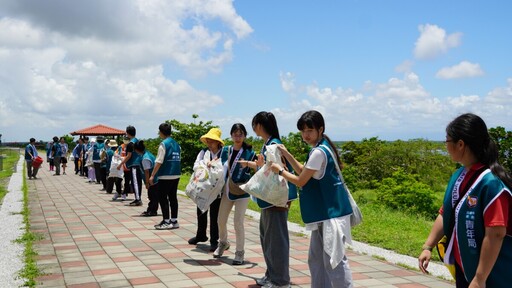 世界海洋日響應行動 林楷軒領軍青年志工林園淨灘164公斤垃圾