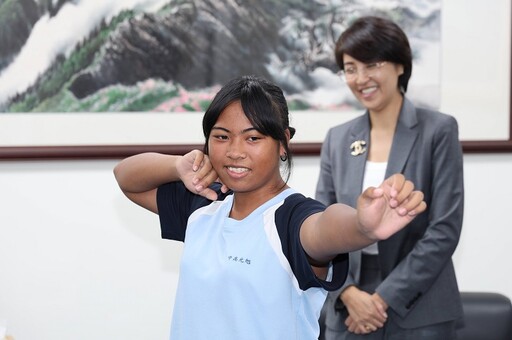布農孩子田萱榮獲總統教育獎 許縣長心疼助買好弓