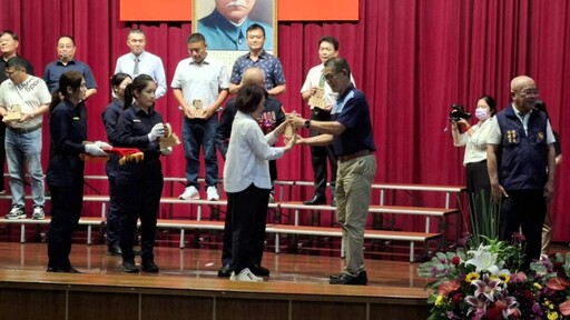 嘉市歡慶警察節 黃敏惠揭幕互動式情境模擬訓練靶場並當場試射10分滿靶
