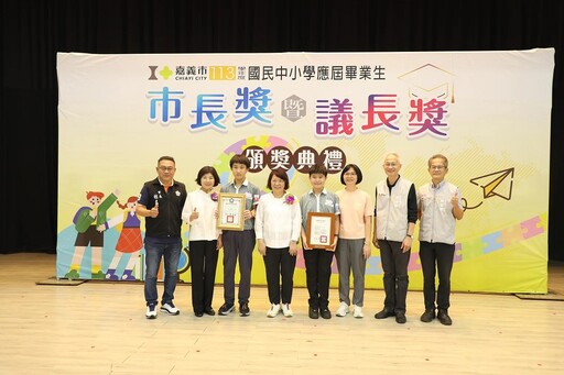 「交織新程 嘉行夢想」嘉義市長議長親臨頒獎 表揚418位畢業生