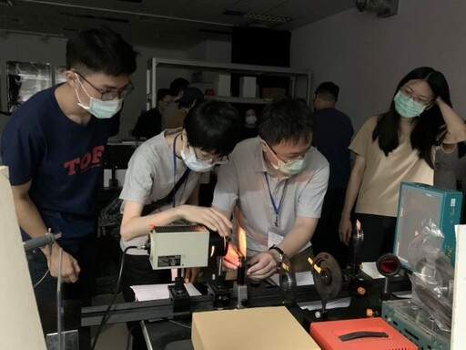 AI技術衝擊傳統翻譯工作 資深譯者跨域轉職半導體製程工程師