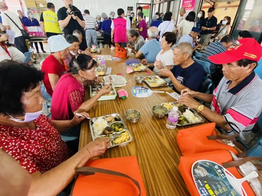 北港溝皂長青食堂開幕啟用 百位長者共同開心用餐