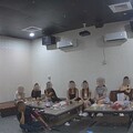 雄警夜襲販毒KTV！破獲54人群聚開毒趴