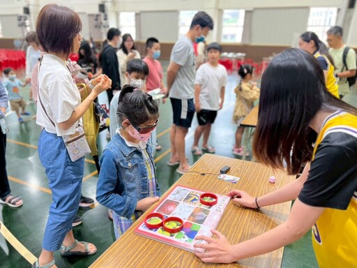 桃市圖兒童劇《蘿蔔蹲餐廳失竊案》前進復興區 羅浮國小全校參與學習網路素養