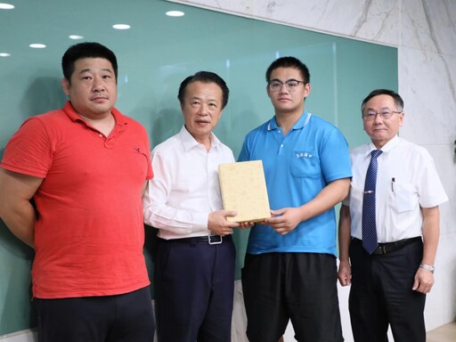 嘉縣五位優秀學子獲頒2025年總統教育獎 與縣長有約分享生命故事
