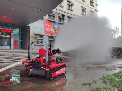 建東精工公司捐嘉縣智慧聯網消防救災機器人1台