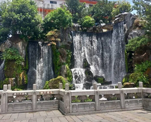 香火裊裊,萬華心~龍山寺的時光低語/丁倩