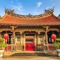 香火裊裊，萬華心～龍山寺的時光低語／丁倩
