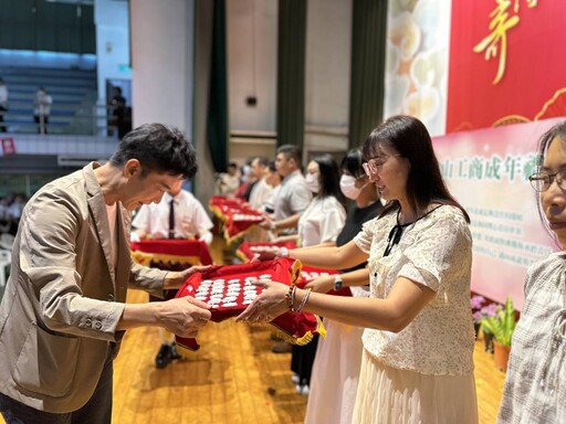 中山工商舉辦成年禮 四百學子領取「生命之花」邁向責任旅程