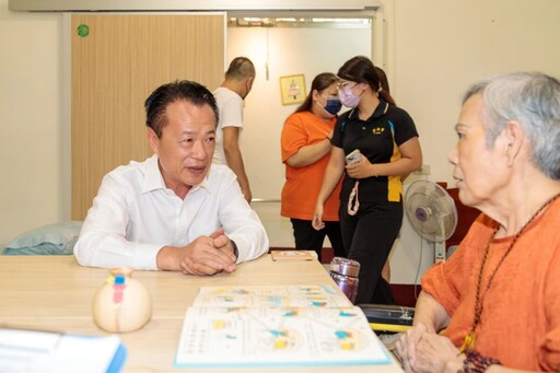 翁章梁化身「一日關懷人」 走入機構傾聽失依長者心聲