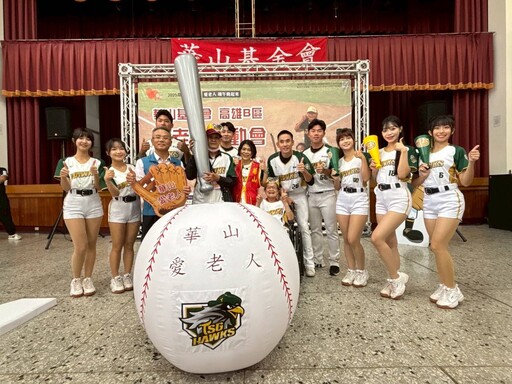 台鋼雄鷹啦啦隊應援長輩 愛老人棒球運動會溫馨開打