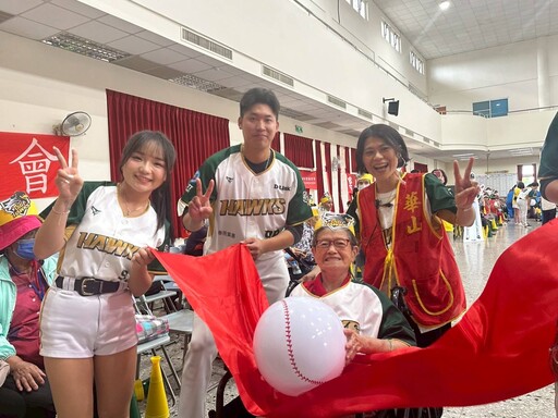 台鋼雄鷹啦啦隊應援長輩 愛老人棒球運動會溫馨開打