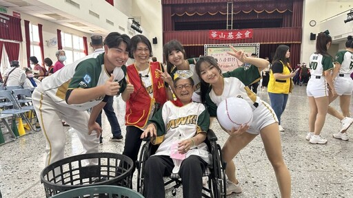 台鋼雄鷹啦啦隊應援長輩 愛老人棒球運動會溫馨開打