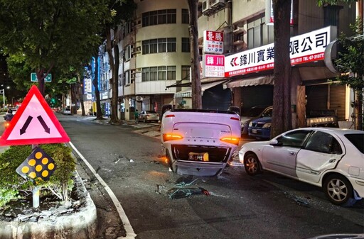 高雄三民區自小客車自撞分隔島 再撞路旁車輛 2人輕傷送醫